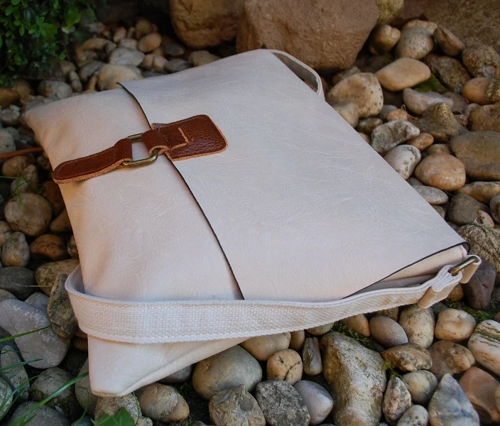 Kabelka smotanová mosadzné kovanie ozdobná pracka