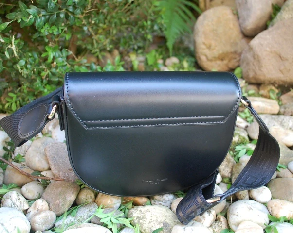 Kabelka čierna matná s výšivkou a ozdobnou prackou