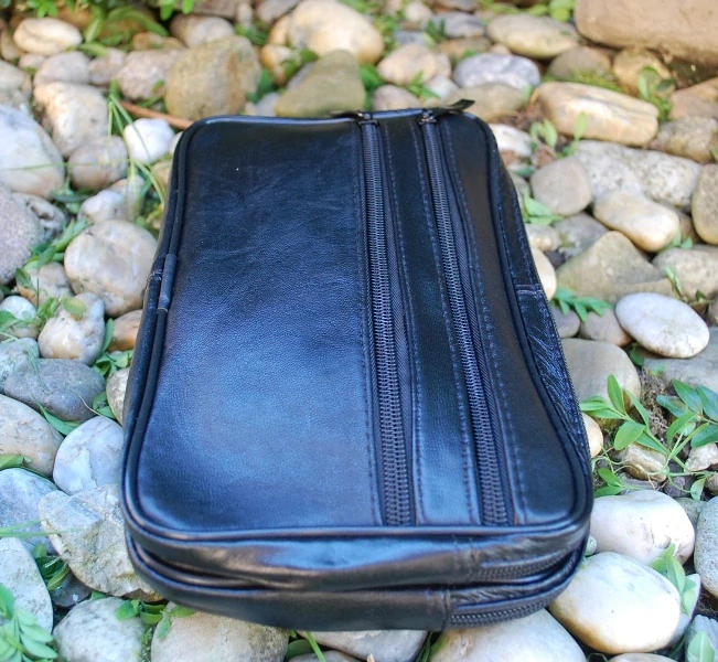 Pánska čierna taška zipsová prešívaná priečinková