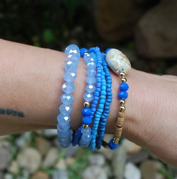 Náramok modrý brúsené sklo zlaté guličky