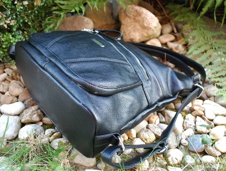 Batoh čierny kabelka crossbody strieborné kovanie 