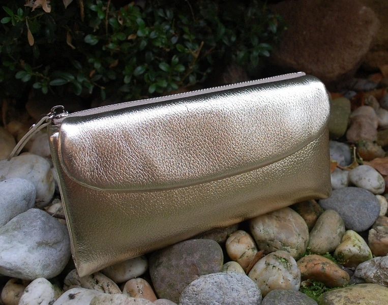 Dámska zlatá kožená peňaženka s leskom