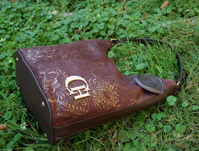 Kabelka hnedá zlatá zlaté kvety Chiara 