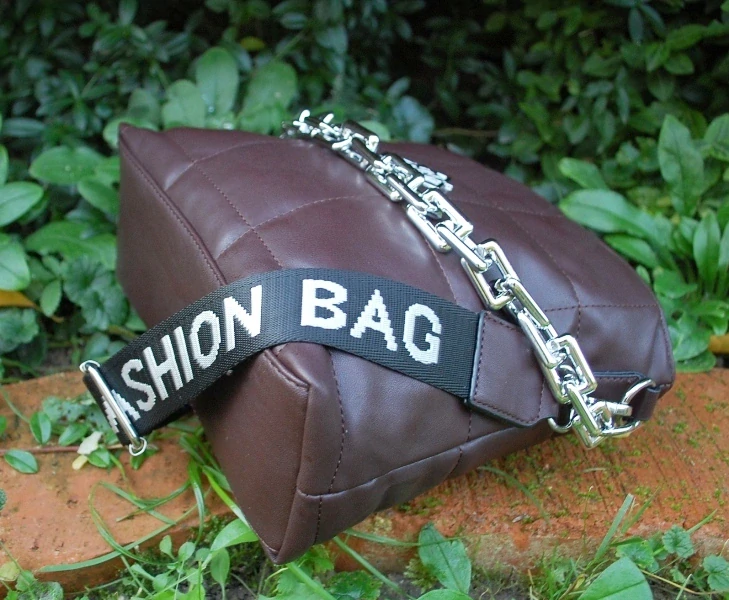 Kabelka hnedá matná strieborná retiazka crossbody