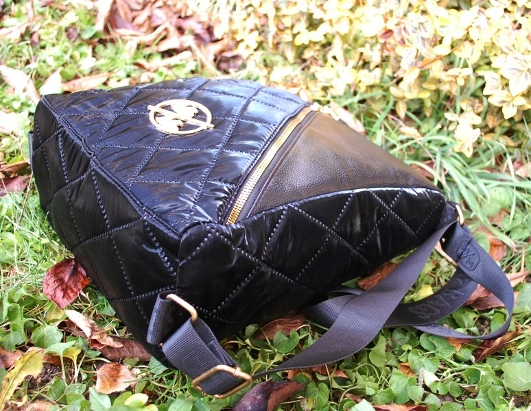 Kabelka batoh čierna prešívaná zlatá retiazka 