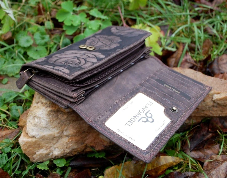 Dámska hnedá kožená peňaženka s kvetmi oddelenie na karty 