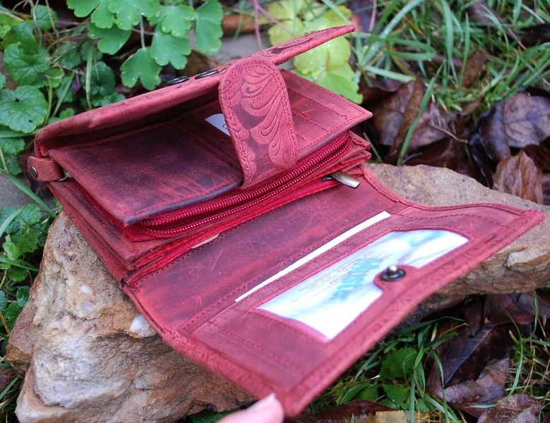 Dámska červená peňaženka s kvetmi matná 