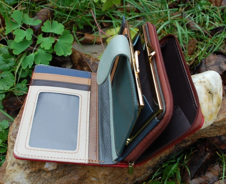 Dámska kožená peňaženka kovový patent multicolor