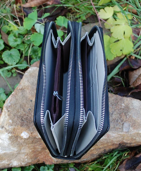 Peňaženka čierna matná strieborné ozdobné zipsy