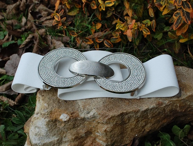 Opasok biely pružný strieborná pracka brúsené sklo  