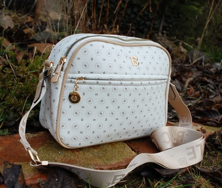 Kabelka biela s písmenkami zlaté zipsy ozdobné vrecko