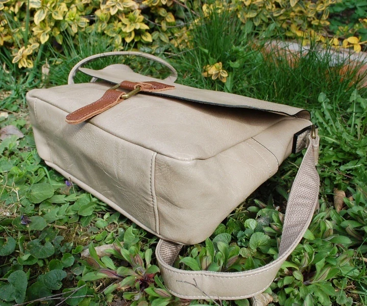 Kabelka krémová tmavá mosadzné kovanie crossbody