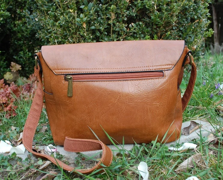 Kabelka hnedá tmavá mosadzné kovanie crossbody