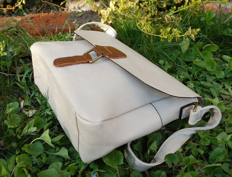 Kabelka smotanová mosadzné kovanie crossbody