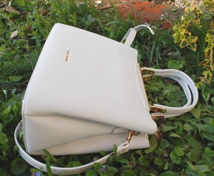 Kabelka biela matná zlaté ozdobné kovanie David Jones