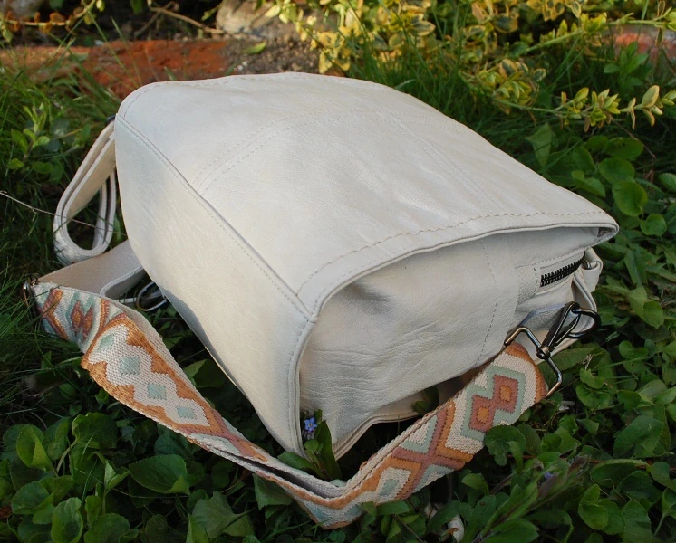 Kabelka smotanová dlhé ramienko čierne kovanie batoh