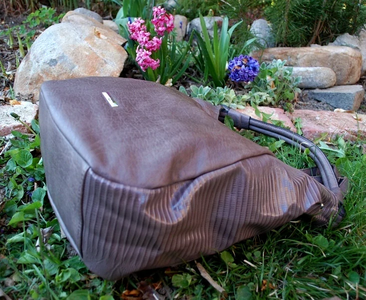 Kabelka hnedá bledá crossbody strieborné kovanie