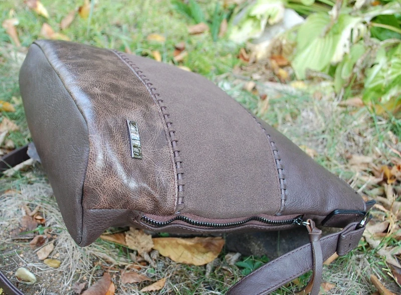 Kabelka hnedá tmavá crossbody tmavé kovanie