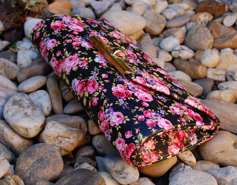 Kabelka čierna kvety ružová červená fialková zelená zlaté kovanie retiazka