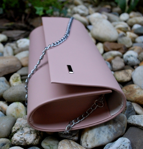 Kabelka listová púdrová matná retiazkové ramienko