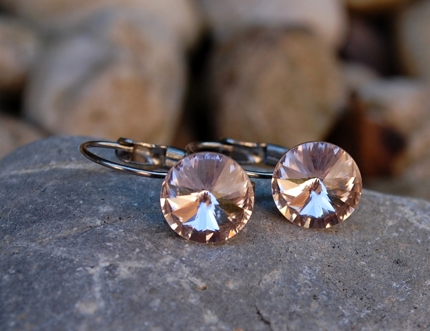 Náušnice strieborné brúsené sklo púdrové ružové