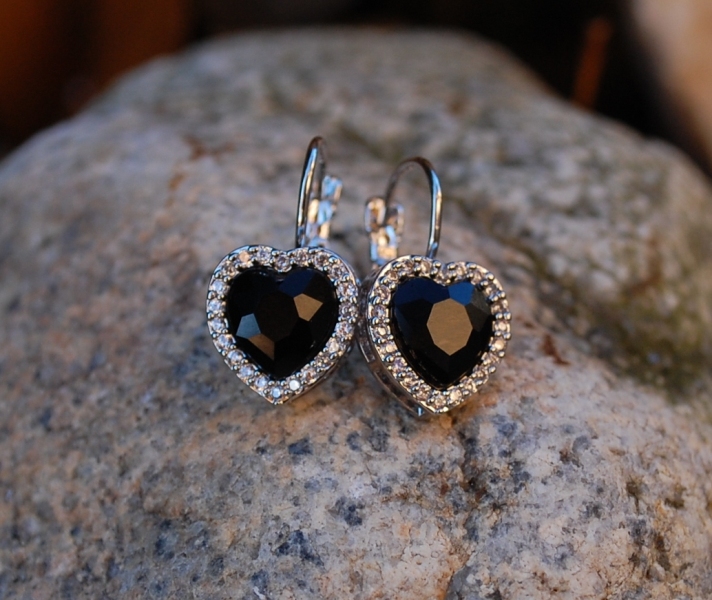 Náušnice srdiečka čierne strieborná farba brúsené sklo 