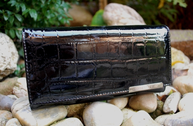 Dámska čierna lakovaná kožená peňaženka kovové zapínanie GREGORIO 