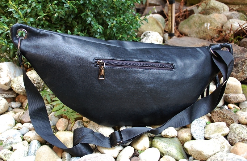 Čierna matná ľadvinka strieborné zipsy veľká