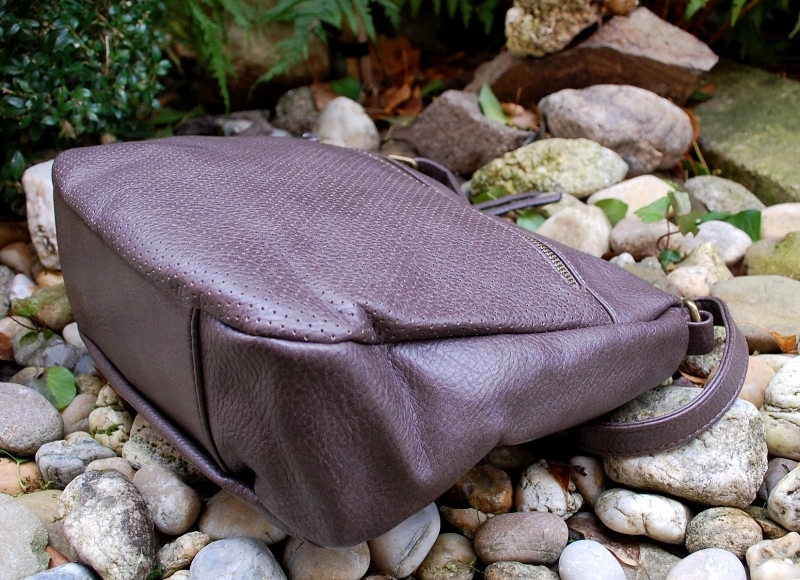 Kabelka hnedá matná perforovaná crossbody menšia