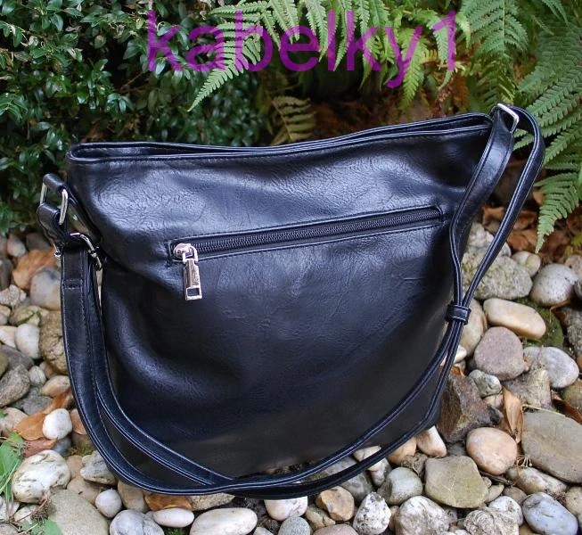 Kabelka čierna matná crossbody čierne zipsy a kovanie 