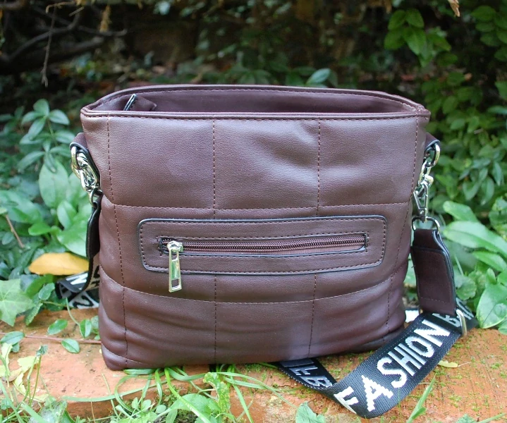 Kabelka hnedá matná strieborná retiazka crossbody