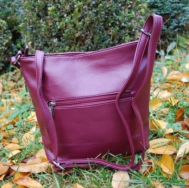 Kabelka bordová tmavá crossbody strieborné kovanie 