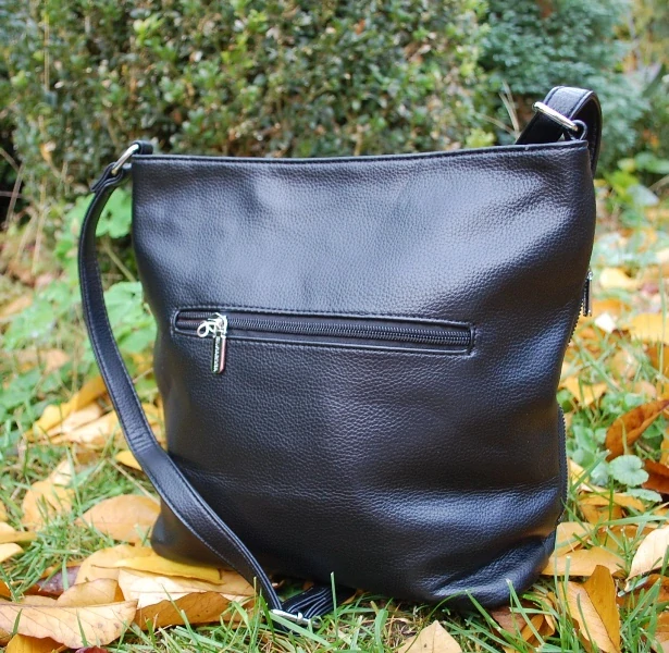 Kabelka čierna crossbody strieborné kovanie 