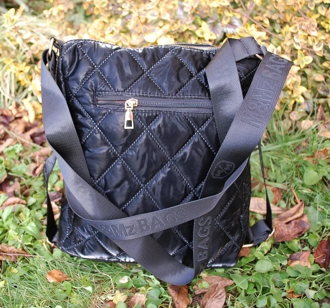 Kabelka batoh čierna prešívaná zlatá retiazka 