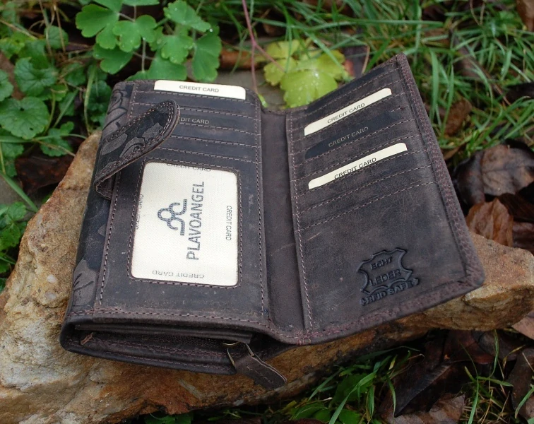 Dámska hnedá kožená peňaženka s kvetmi oddelenie na karty 