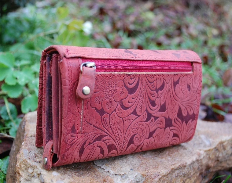 Dámska červená peňaženka s kvetmi matná 