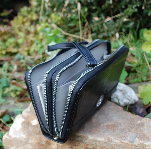 Peňaženka čierna matná strieborné ozdobné zipsy