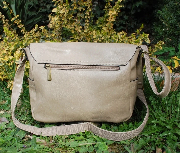 Kabelka krémová tmavá mosadzné kovanie crossbody