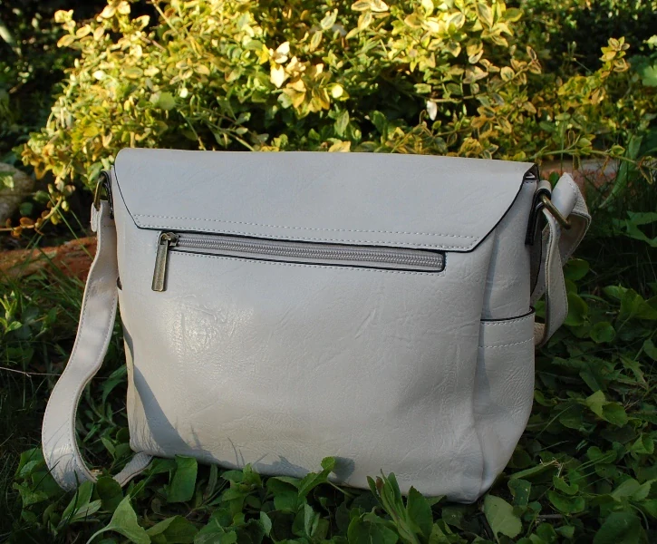 Kabelka smotanová mosadzné kovanie crossbody