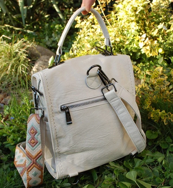 Kabelka smotanová dlhé ramienko čierne kovanie batoh