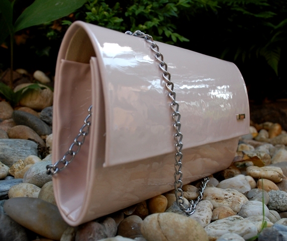 Kabelka púdrová listová lakovaná platnička retiazkové ramienko