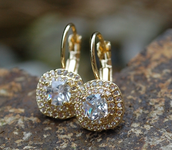 Náušnice zlatej farby brúsené kryštáliky strieborné 