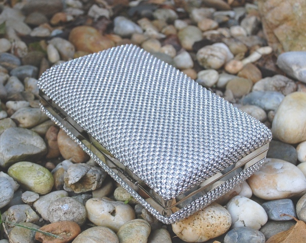 Kabelka strieborná štrasová plesová ozdobné zapínanie