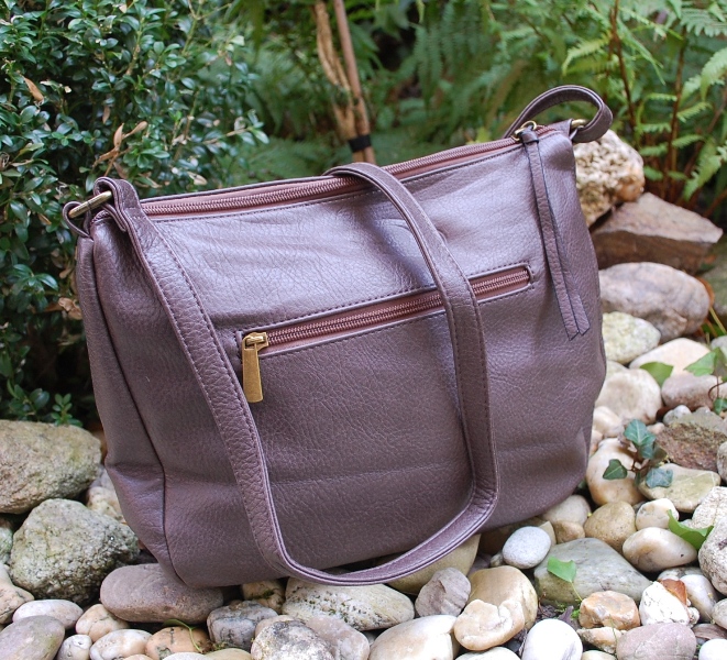 Kabelka hnedá matná perforovaná crossbody menšia