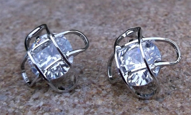 Náušnice strieborné s kamienkom brúsené sklo 