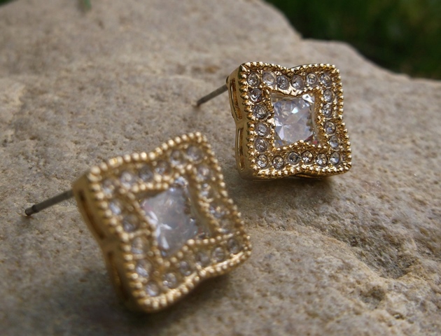 Náušnice zlatej farby brúsené sklo 