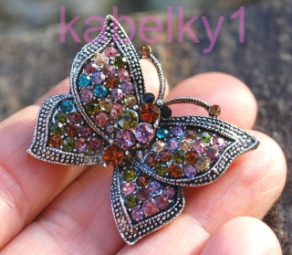 Brošňa MONA motýlik striebornej farby brúsené sklo mint ružové zelené