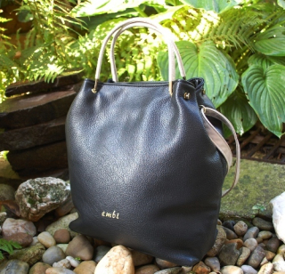 Kabelka čierna zlaté kovové rúčky crossbody "e m b i"