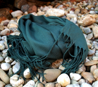 Šál zelený kašmír hladký strapčeky