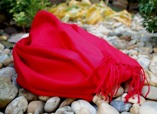 Šál červený tmavý strapčeky